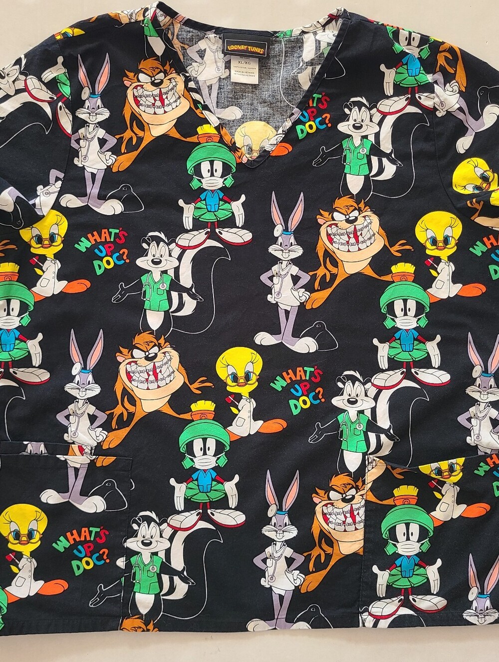 Looney Tunes Scrub Top Unisex Size XL 100% Cotton V-Neck Two Pockets Nurse 49"